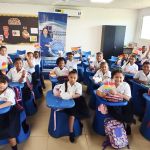 Entrega de ayuda en la escuela san diego