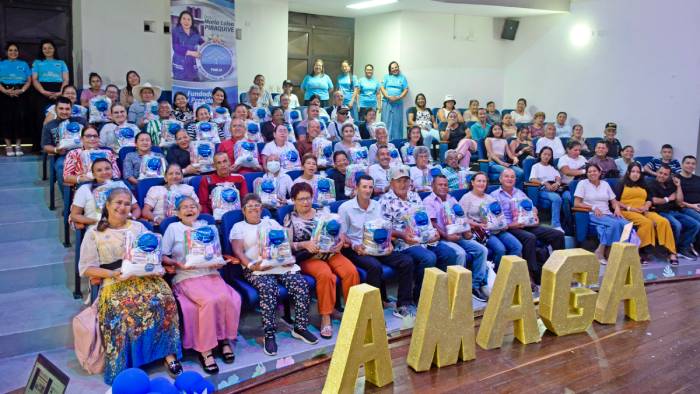 Los participantes posan para la fotografía final después de disfrutar del bienestar de la jornada