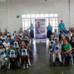 El equipo de voluntariado de la fundación y los beneficiarios posan para la foto final