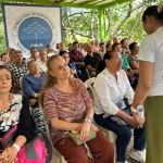 Una participante expresa sus recuerdos durante una actividad