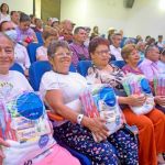 Beneficiarios posando después de disfrutar de la entrega de kits de aseo