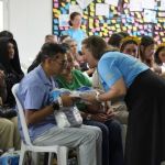 Voluntaria realiza la entrega de kits de aseo y comparte con beneficiario