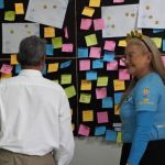Con gran actitud y carisma voluntaria atiende a beneficiario