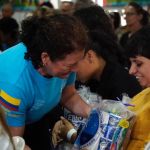 Voluntaria realiza la entrega de kit de aseo a beneficiaria