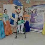 Mujer con discapacidad sonríe junto a Hormy