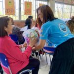 Voluntaria entrega con felicidad su kit de aseo