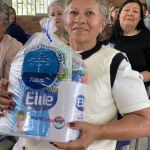Mujer sonriente con su kit de aseo