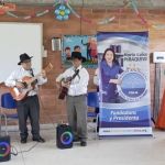 Momento musical de show de cantantes y guitarristas