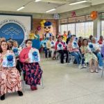 Foto de todos los adultos mayores y personas con discapacidad sonrientes con su kit de aseo