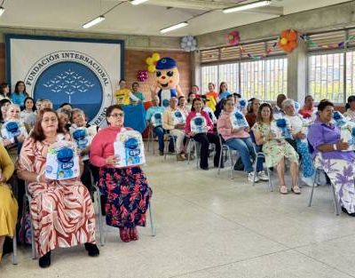 Foto de todos los adultos mayores y personas con discapacidad sonrientes con su kit de aseo