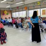 Actividad dinámica con voluntarios y participantes adultos mayores y personas con discapacidad