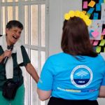 Beneficiaria y voluntaria participan con alegría de las actividades durante la jornada