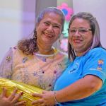 Beneficiaria disfruta de su regalo después de participar activamente durante la jornada