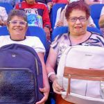 Beneficiarias muestran sonrisas de contentamiento al disfrutar la entrega de morrales