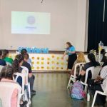 Beneficiarios escuchan atentamente y reciben formación en valores