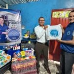 Beneficiario feliz recibiendo ayuda muy completa