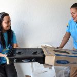 Voluntarios entregan enseres y provisiones a las familias afectadas por la ola invernal.