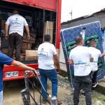 Voluntarios entregan enseres y provisiones a las familias afectadas por la ola invernal.