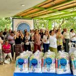 El grupo de asistentes bailan, cantan y disfrutan de un memorable momento
