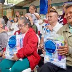 Participantes sostienen con cariño su kit de aseo durante la jornada