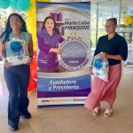 Con mucha felicidad dos beneficiarias comparten con el público el obsequio recibido en el evento