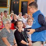 Participan adultos mayores en actividad dinámica con voluntario