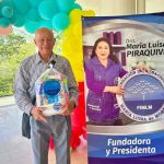 Hombre adulto mayor sonriente sostiene en sus manos su nuevo kit de aseo