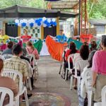 Participantes observan el baile del Show de Hormy