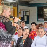 Cantante hace sonreír a los participantes