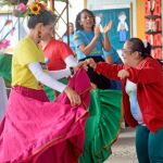 Bailando con alegría una persona con discapacidad junto a la bailarina del Show de Hormy
