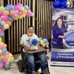 Persona con discapacidad muestra con alegría su kit de aseo