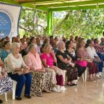 El grupo de adultos mayores participan en conjunto en las actividades