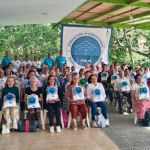 Adultos mayores y personas con discapacidad cada uno con su kit de aseo