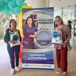 Dos mujeres adultas mayores tienen en sus manos sus nuevos kit de aseo