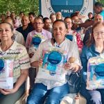 Tres adultos mayores sostienen en sus manos sus kits de aseo