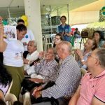 Una mujer adulta mayor participa en el taller de las emociones
