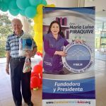 Un participante adulto mayor exhibe con orgullo su kit de aseo