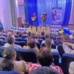 Beneficiarios disfrutan de la presentación musical que se llevo a cabo en la jornada