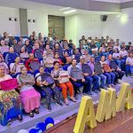 La fundación entrega morrales para los beneficiarios que participaron en la jornada