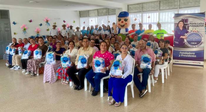 Beneficiarios y voluntarios posan para la fota final de la jornada
