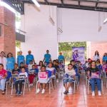 Niños, voluntarios y personajes se unieron en una foto que refleja la unión, la alegría y los valores compartidos.