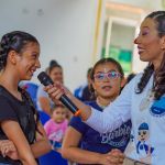 A través de juegos y canciones, los payasos enseñaron a los niños la importancia de la responsabilidad de una manera divertida.