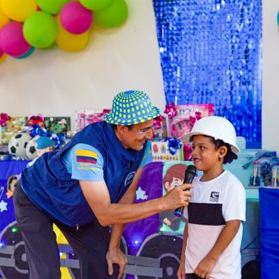 Voluntarios representaron distintas profesiones para inspirar a los niños a soñar en grande.