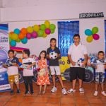 Niños, voluntarios y personajes se unieron en una foto que refleja la unión, la alegría y los valores compartidos.