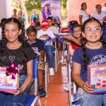Niños, voluntarios y personajes se unieron en una foto que refleja la unión, la alegría y los valores compartidos.