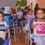 Con una sonrisa llena de ilusión, los niños recibieron obsequios pensados para estimular su creatividad y aprendizaje.