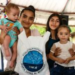Un ambiente de cercanía y solidaridad se vivió durante la entrega de ayudas en Lejanías, reflejando el compromiso de la Fundación.
