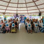 Familias de lejanías reciben felices mercados muy completos
