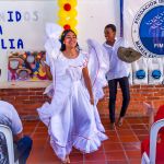 Los asistentes disfrutaron de la presentación de trajes típicos y bailes tradicionales que unieron a la comunidad.