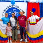 Los asistentes disfrutaron de la presentación de trajes típicos y bailes tradicionales que unieron a la comunidad.